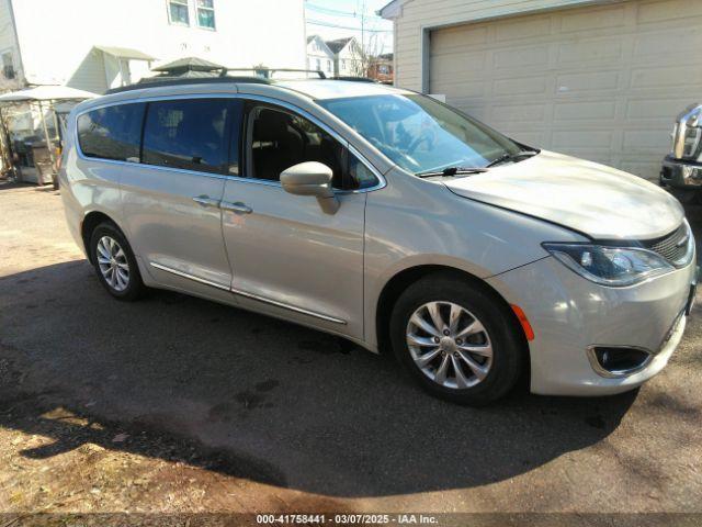  Salvage Chrysler Pacifica