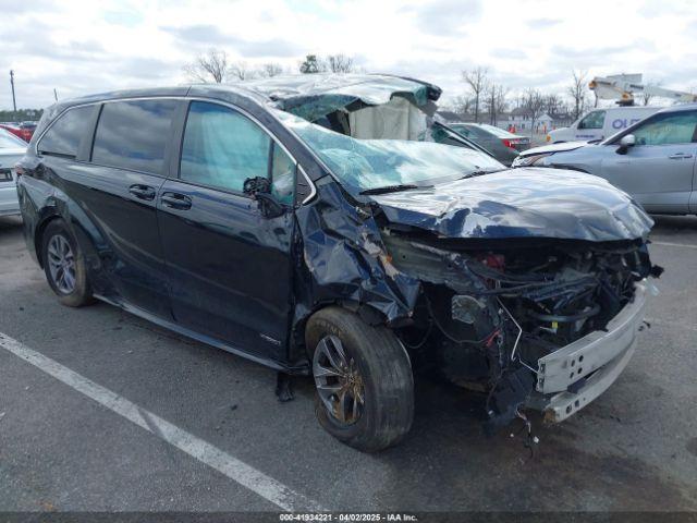  Salvage Toyota Sienna