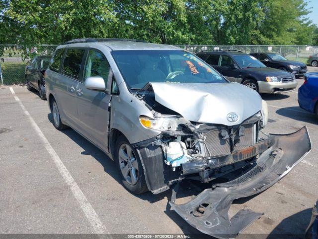  Salvage Toyota Sienna