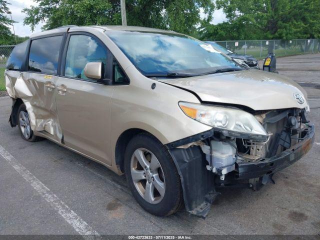  Salvage Toyota Sienna
