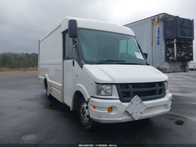  Salvage Isuzu Commercial Van