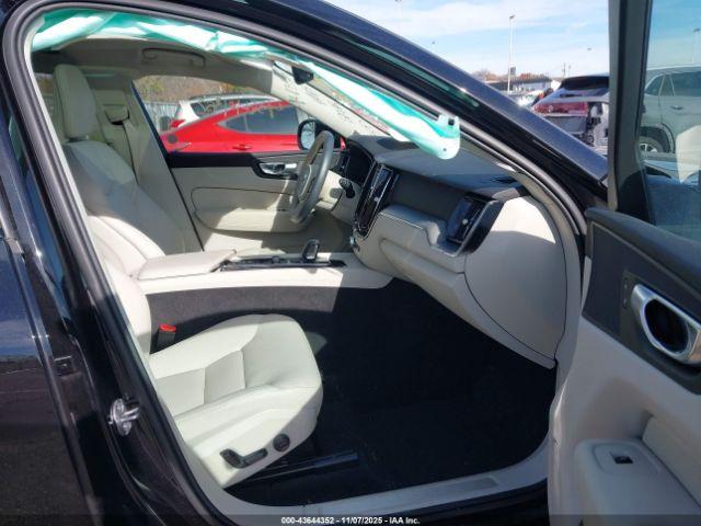 Volvo XC60 B5 Core Dark Theme Image 5