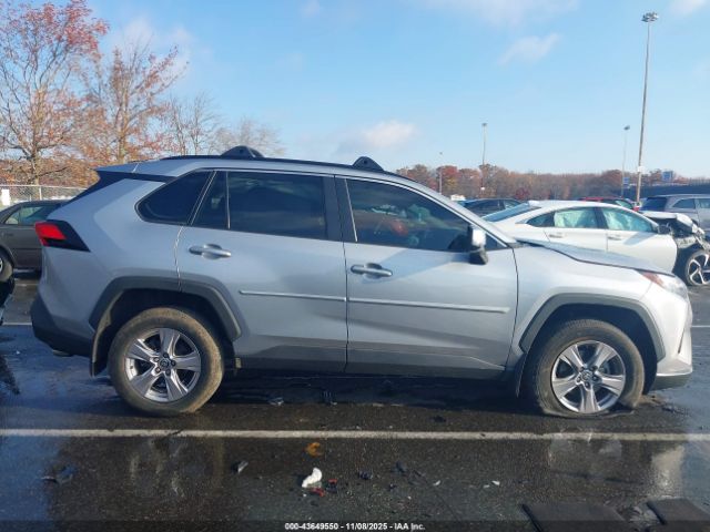 Toyota RAV4 Xle Image 12