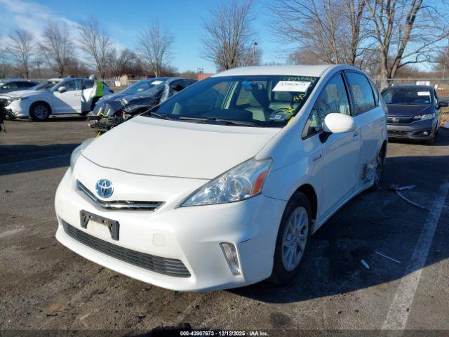 Toyota Prius v Three Image 12