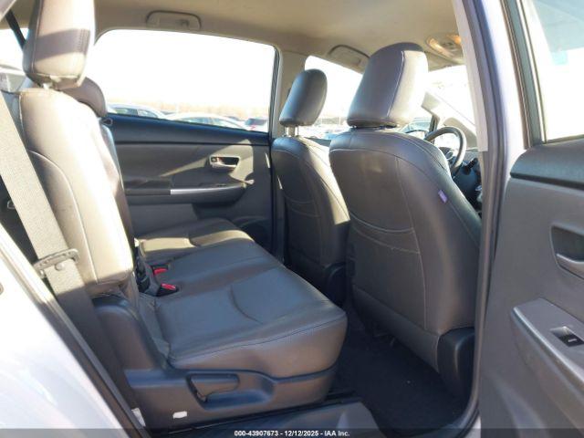 Toyota Prius v Three Image 7