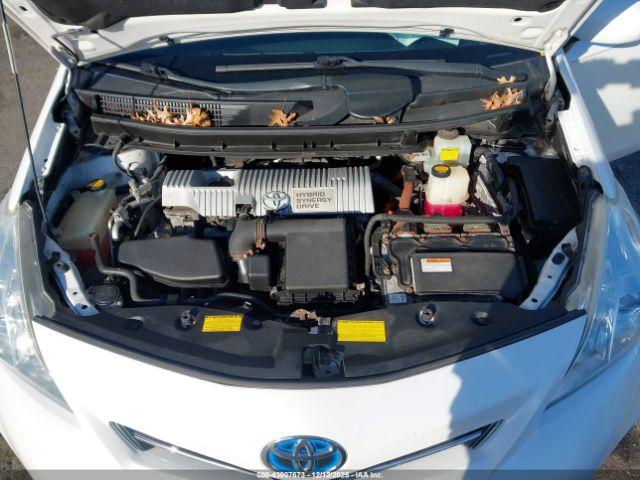 Toyota Prius v Three Image 9