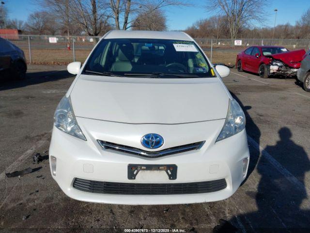 Toyota Prius v Three Image 15