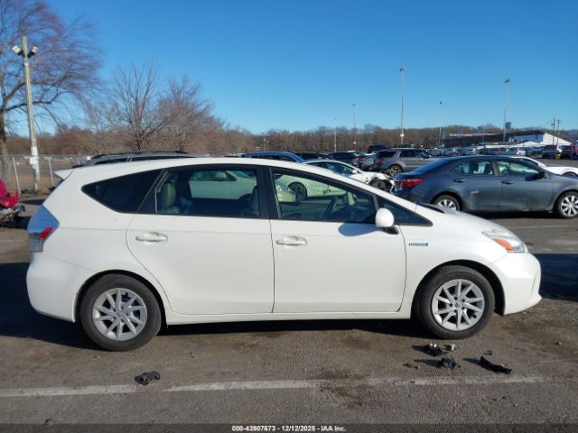 Toyota Prius v Three Image 14