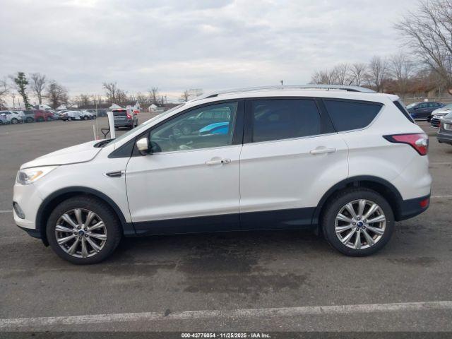 Ford Escape Titanium Image 14