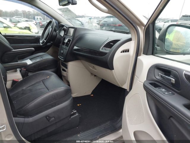 Chrysler Town & Country Touring-l Image 16