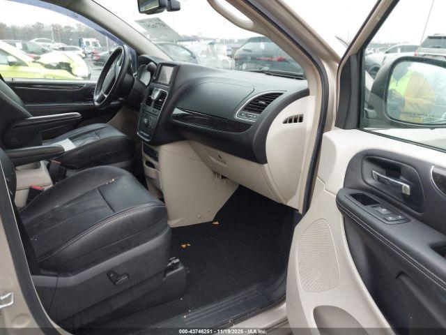 Chrysler Town & Country Touring-l Image 16