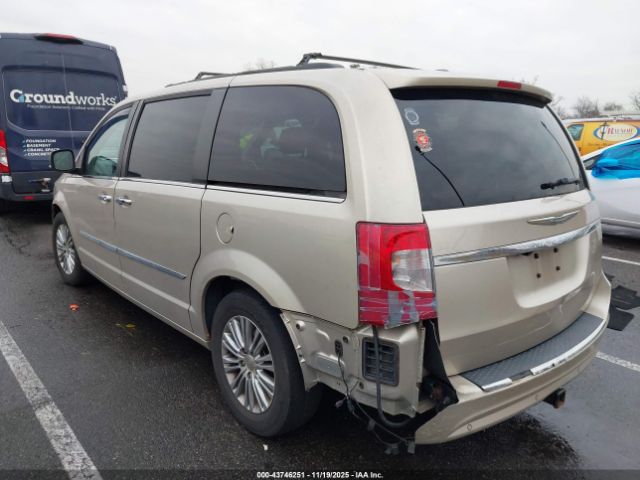 Chrysler Town & Country Touring-l Image 9