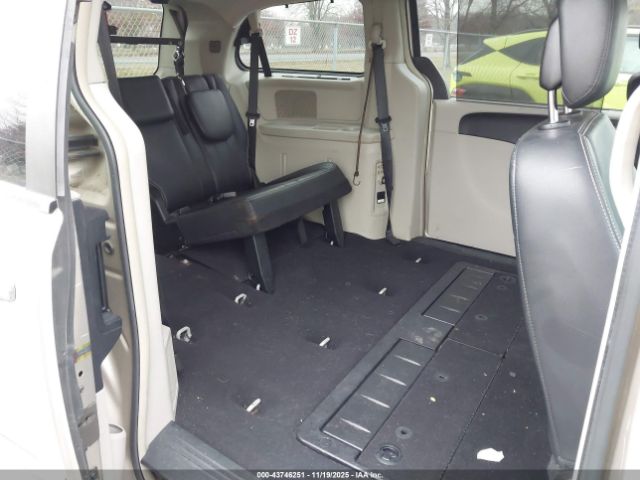 Chrysler Town & Country Touring-l Image 8