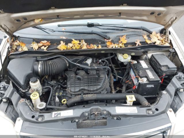 Chrysler Town & Country Touring-l Image 2