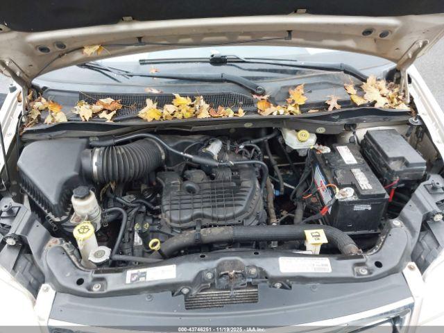 Chrysler Town & Country Touring-l Image 2