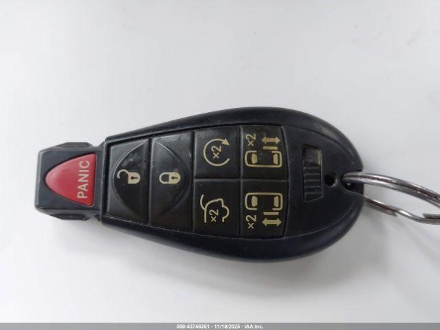 Chrysler Town & Country Touring-l Image 3