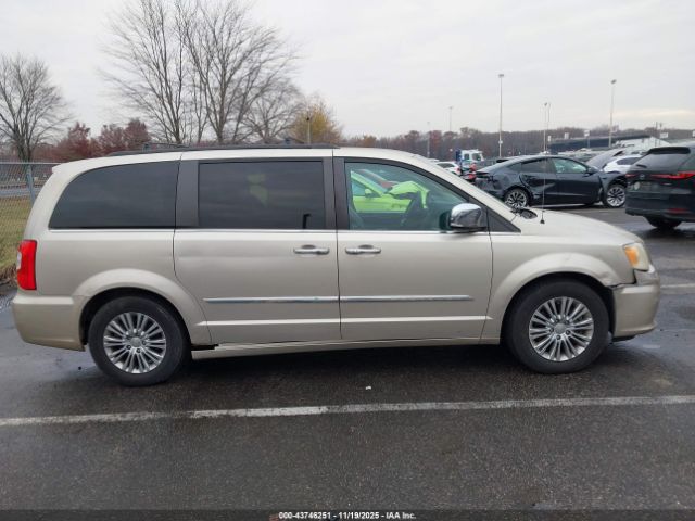 Chrysler Town & Country Touring-l Image 5