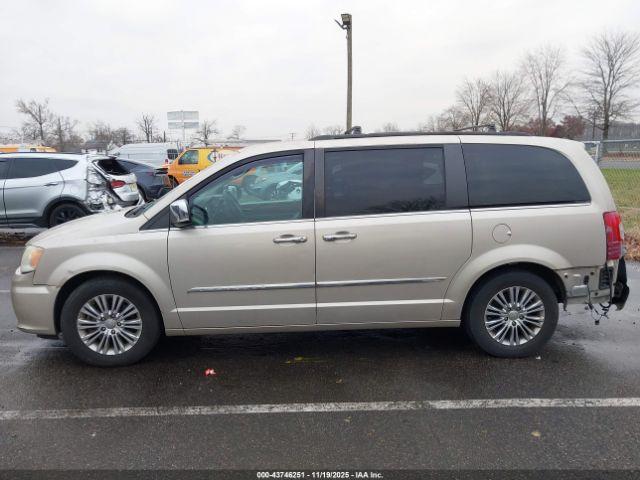 Chrysler Town & Country Touring-l Image 6