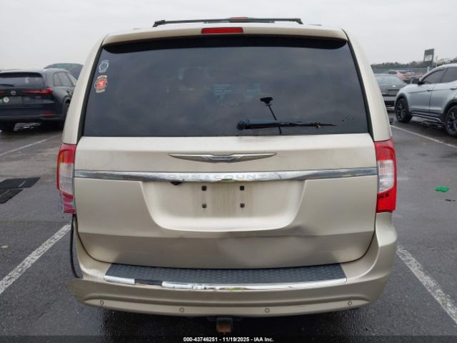 Chrysler Town & Country Touring-l Image 4