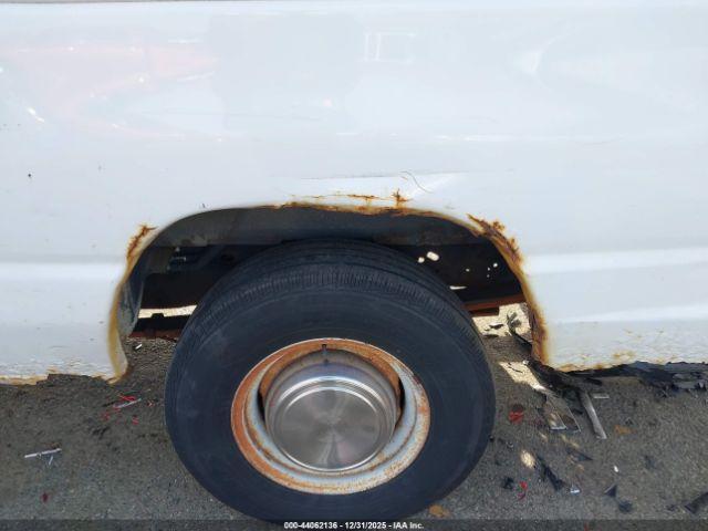 Ford E-350 Xlt Image 14