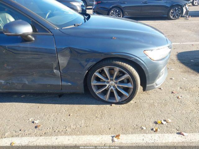 Volvo S60 T5 Momentum Image 2