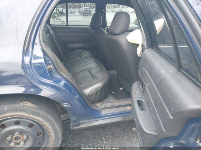 Ford Crown Victoria Image 3