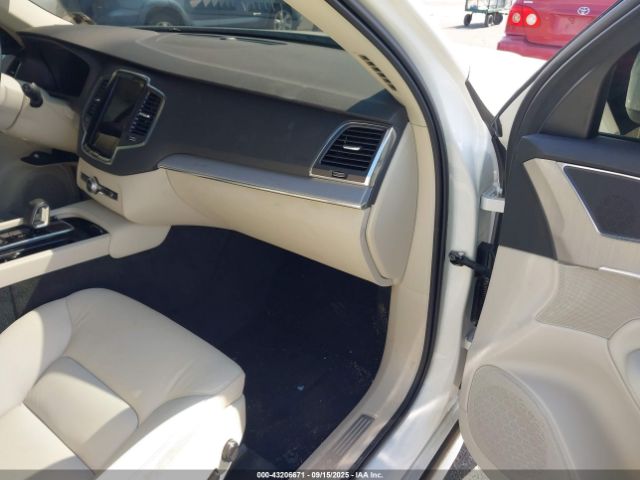 Volvo XC90 B5 Core Bright Theme Image 14