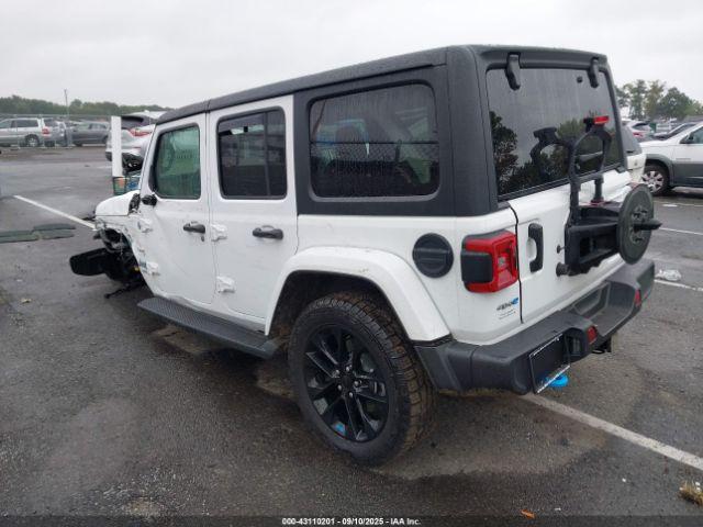 Jeep Wrangler Unlimited Sahara 4x4 Image 3
