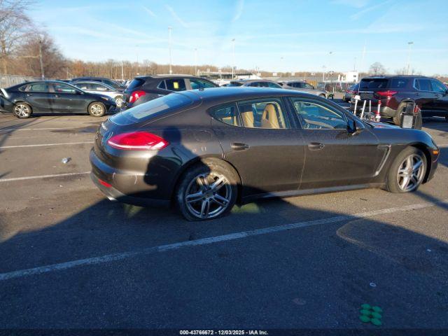 Porsche Panamera 4 Image 4