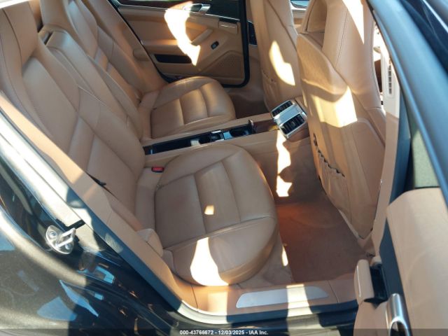 Porsche Panamera 4 Image 13