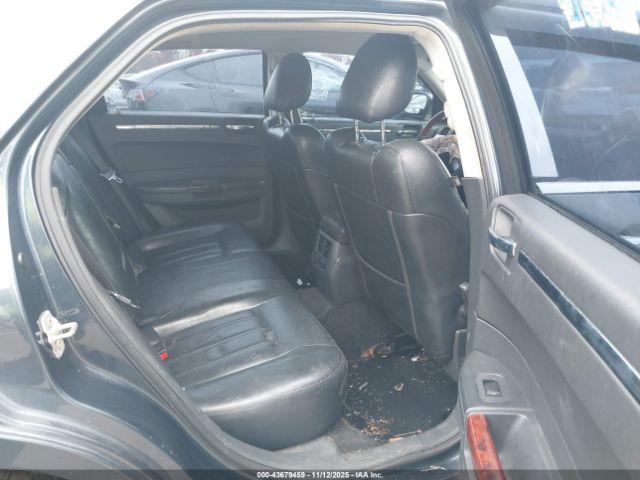 Chrysler 300c Image 6