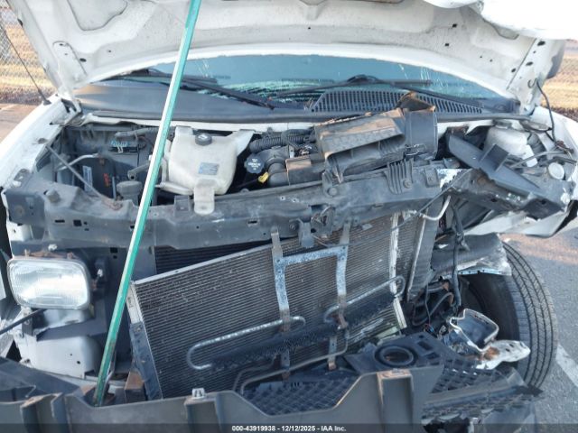 Chevrolet Express Work Van Image 9