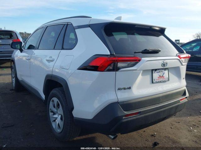 Toyota RAV4 Le Image 4