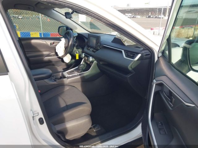 Toyota RAV4 Le Image 5