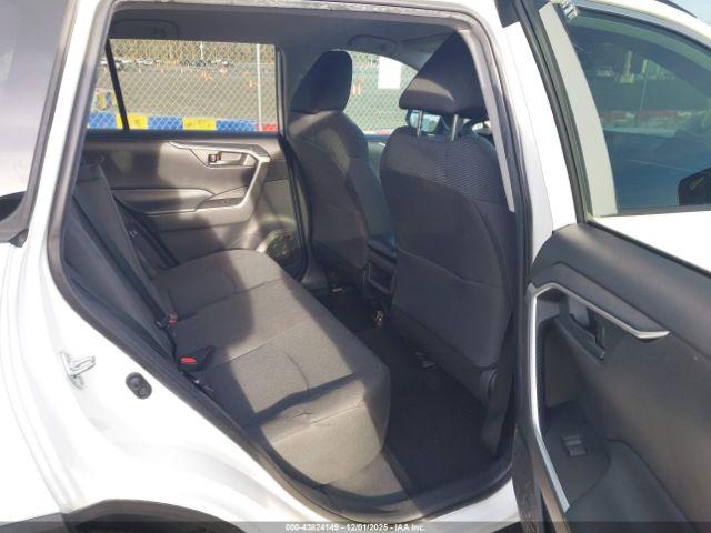 Toyota RAV4 Le Image 8