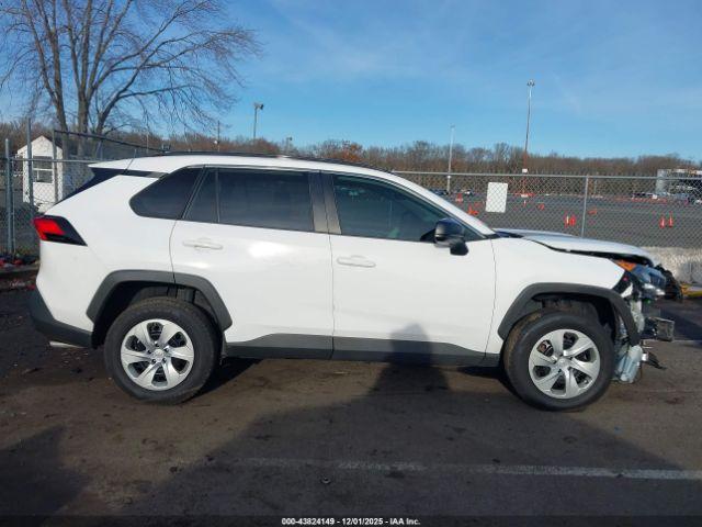 Toyota RAV4 Le Image 13