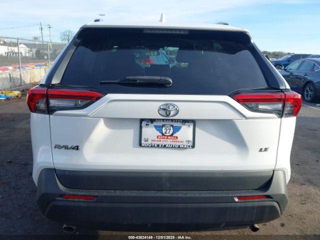 Toyota RAV4 Le Image 15